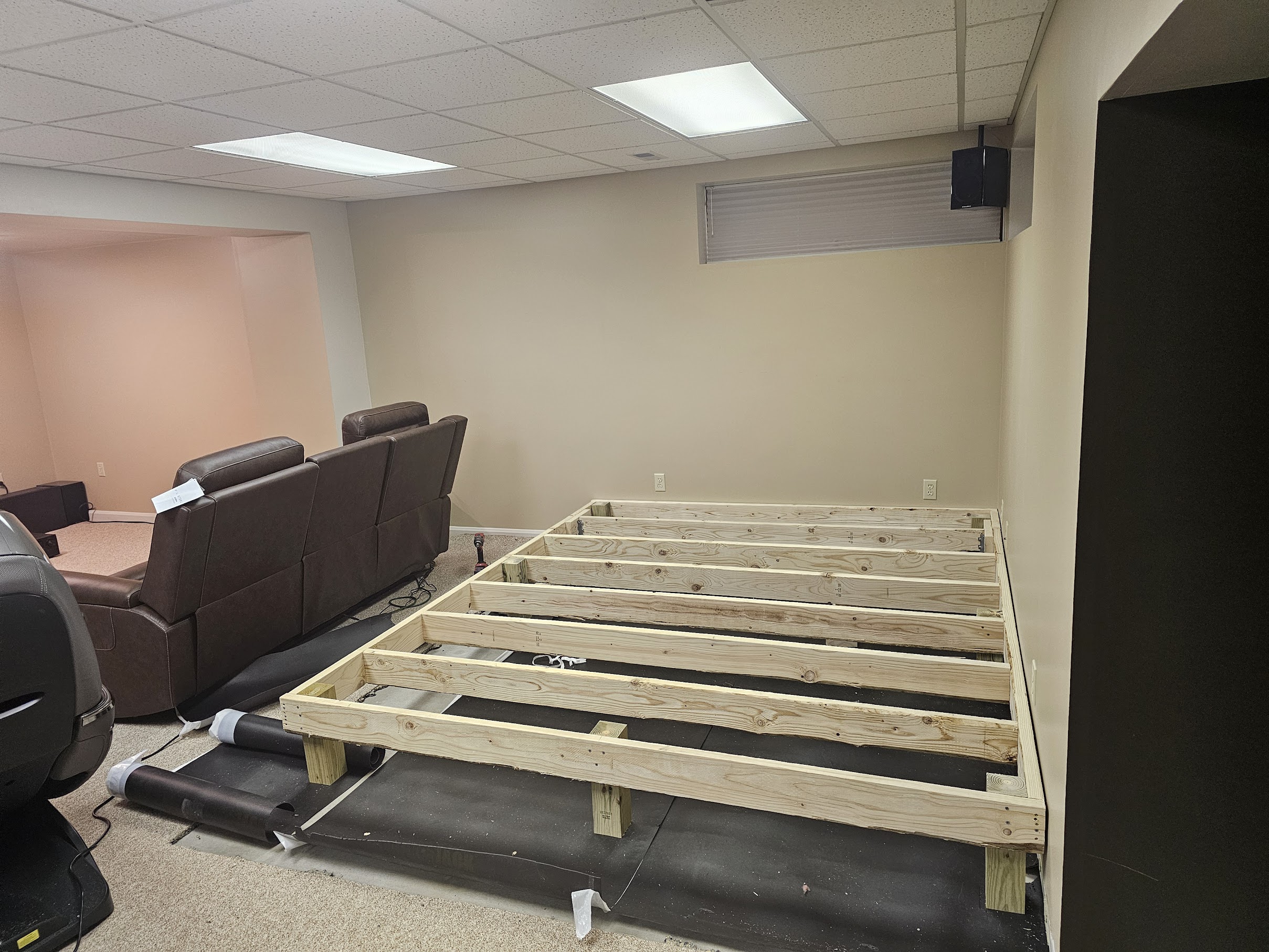 Wider frame view with screen nook behind