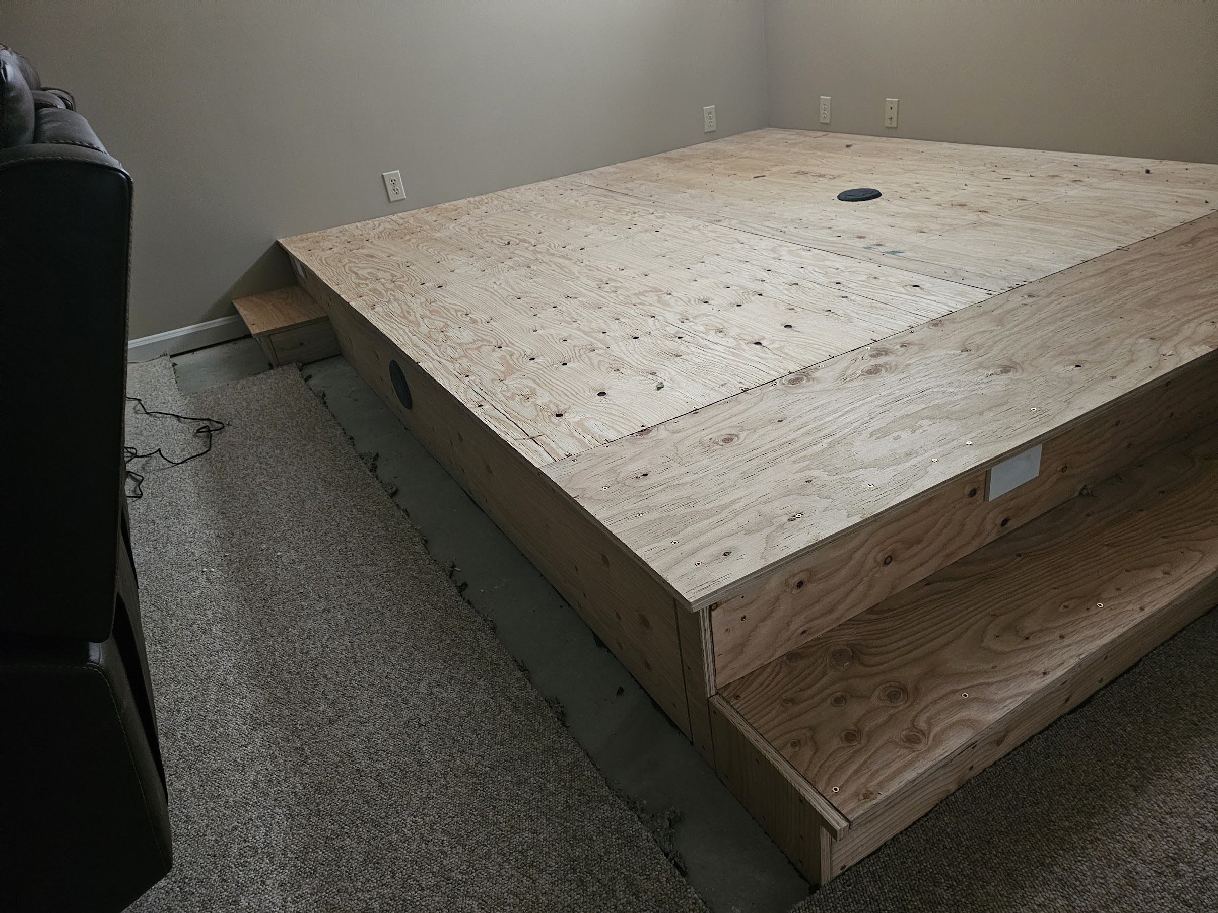 Corner angle of completed subfloor platform